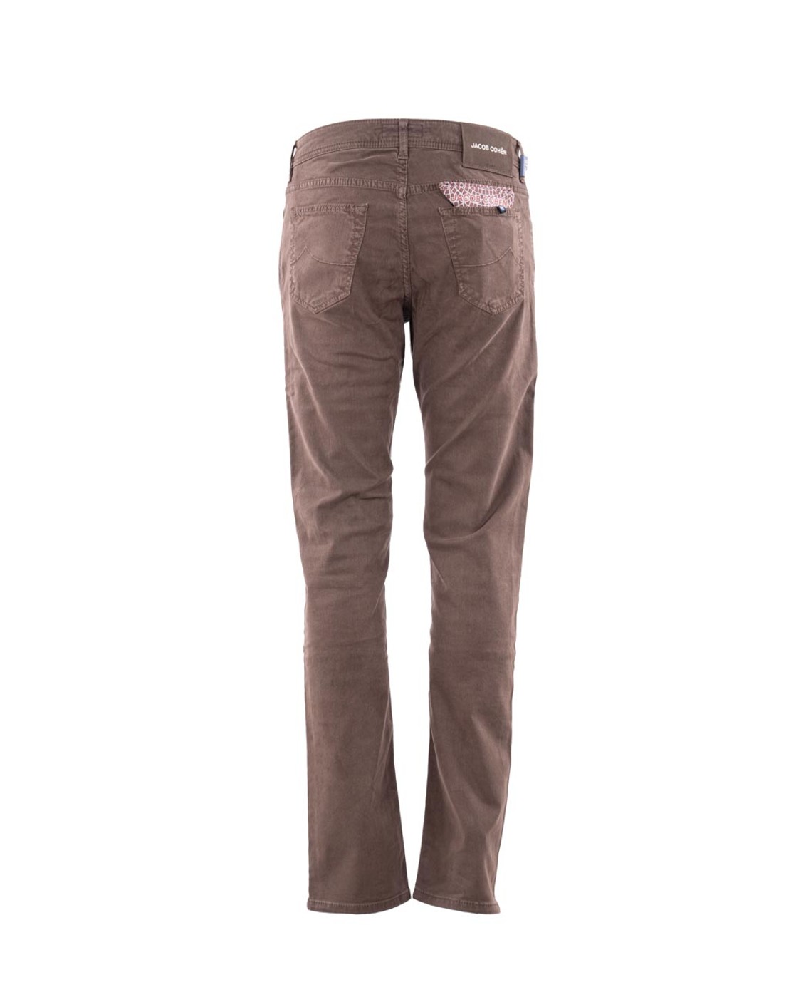 shop JACOB COHEN  Pantalone: Jacob Cohen jeans Bard 5 tasche.
Regular-slim fit a vita media.
Tessuto diagonale stretch di lyocell e cotone tinto in capo bordeaux.
Salpa in pelle scamosciata color cioccolato con pattern inciso al laser e logo ricamato.
Bottone smaltato bordeaux-marrone opaco con motivo circolare e logo a rilievo.
Include bandana con stampa mosaico e rocchetto di filo.
Patta interna ricamata con nome del pantalone e citazione del fondatore.
Composizione: 49% lyocell, 49% cotone, 2% elastan.
Made in Italy.. QE004 S4216-F44 number 7541572